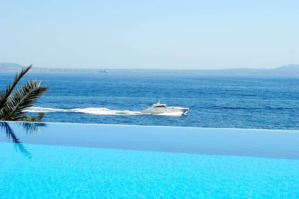 Espectacular Villa Primera Linea mar, 4 minutos a playa, jacuzzi, muchos extras in Cala Vinyes, Calvià