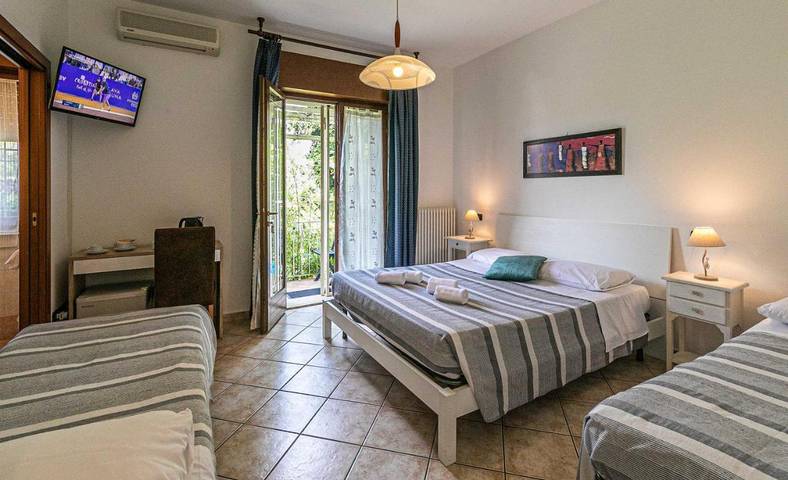 Pension voor 2 personen, with Terras and Tuin as well as Uitzicht in Peschiera del Garda
