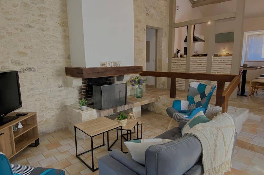 Country gite with view of Monflanquin in Monflanquin, Villeneuve-sur-Lot region