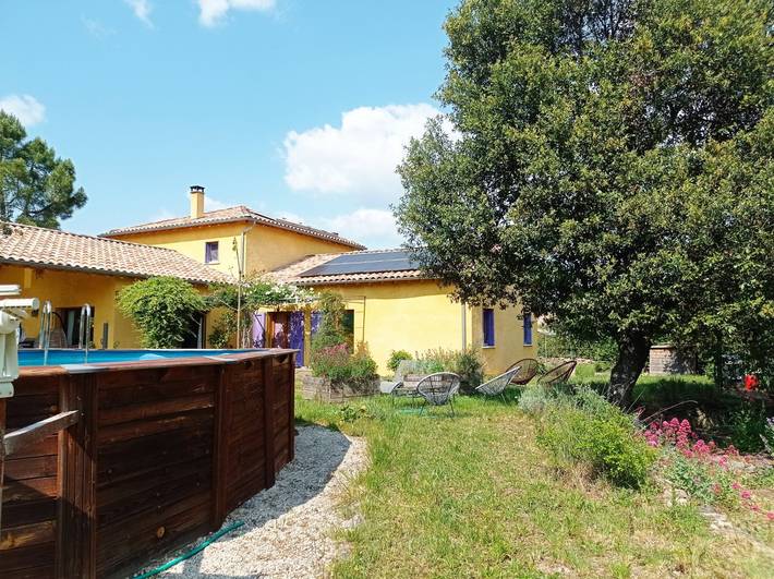 Gîte pour 6 personnes, avec jardin ainsi que terrasse et piscine à Payzac (Ardèche)
