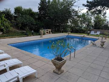 Villa pour 6 personnes, avec terrasse ainsi que jardin et piscine en Auvergne