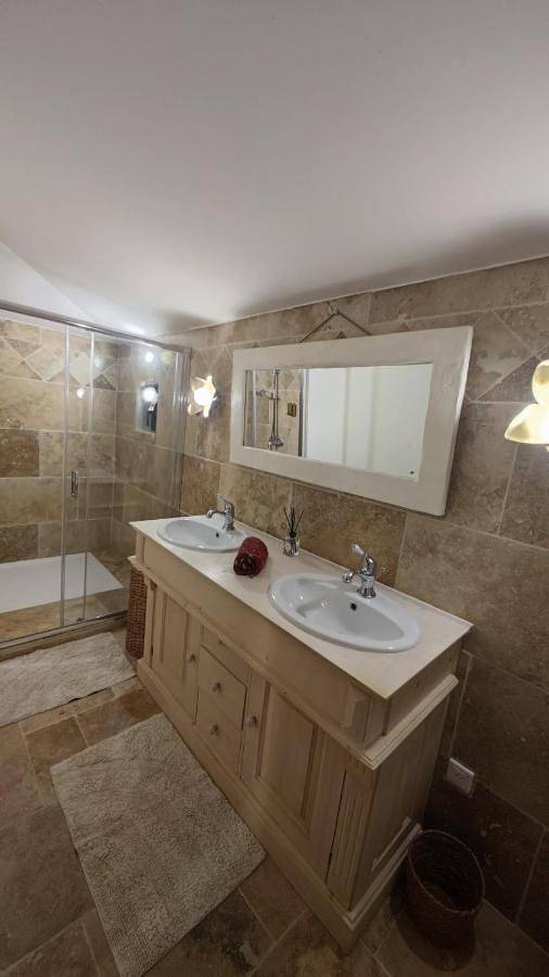 Location de vacances pour 3 personnes, avec piscine ainsi que vue et jardin à Tavernes - 4