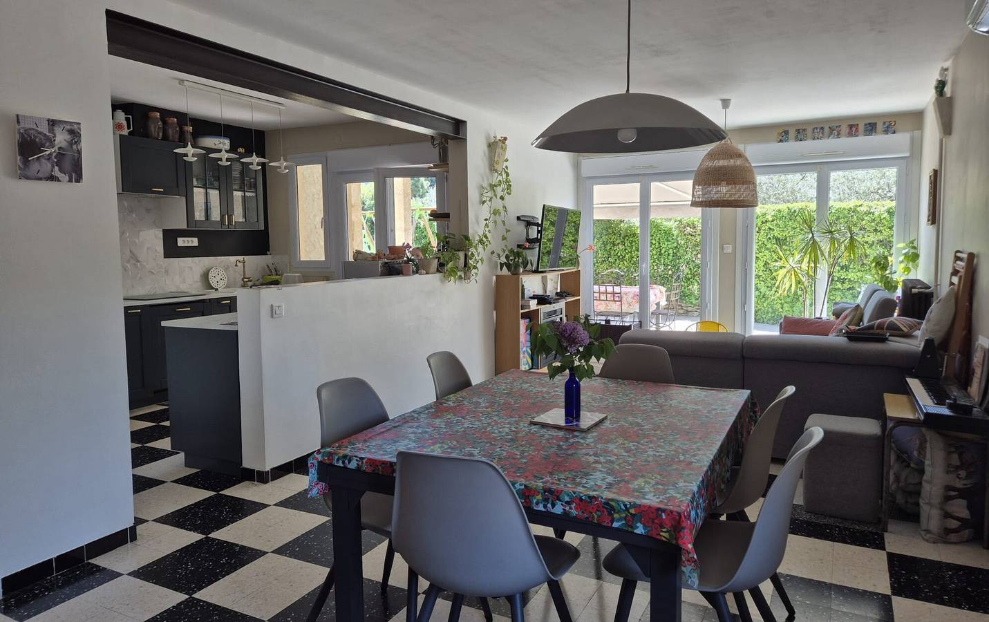 Maison de vacances «  Louvanna » avec vue sur le Luberon, Wi-Fi et climatisation in Taillades, Parc naturel régional du Luberon