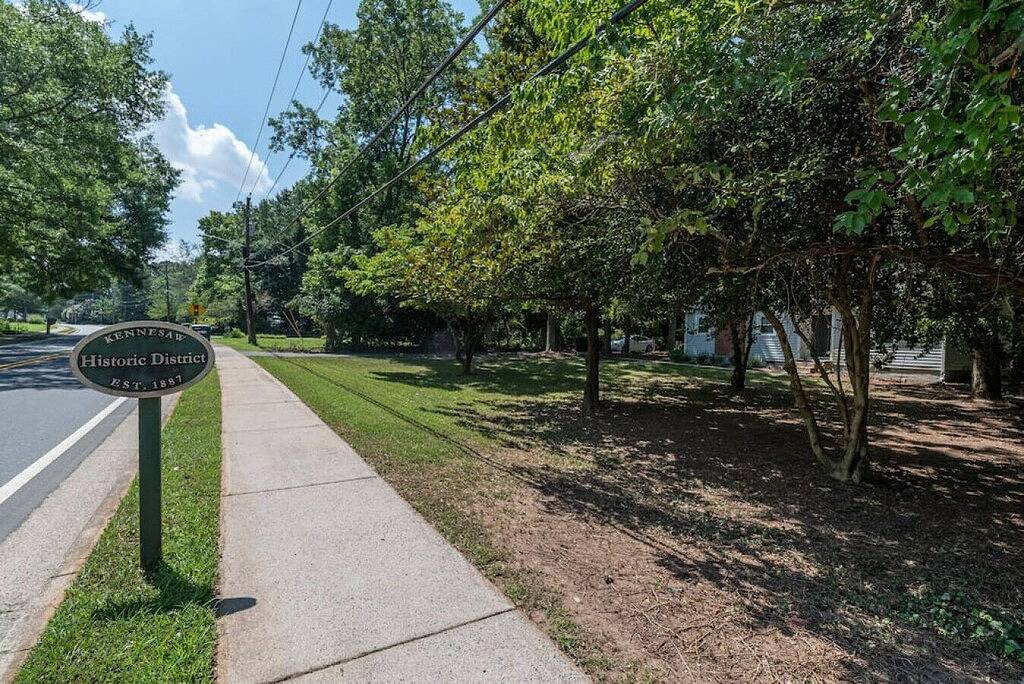 Magnolia on Main · Charming Farmhouse on Main St! Wifi + Dogs Ok in Cobb County