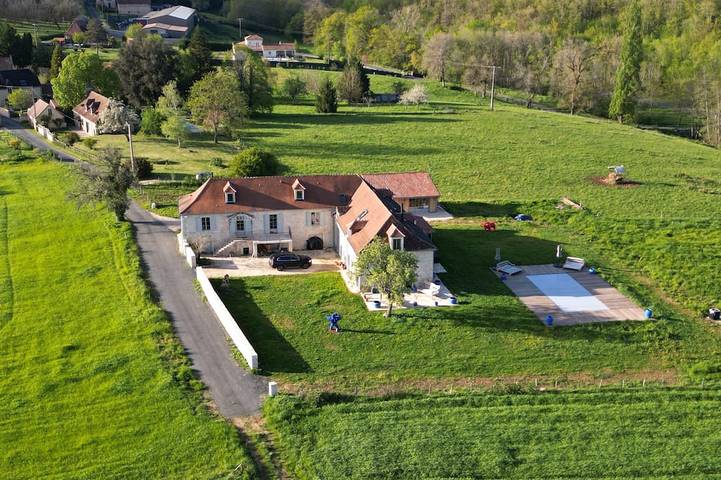 Location de vacances pour 20 personnes, avec jardin à Anlhiac