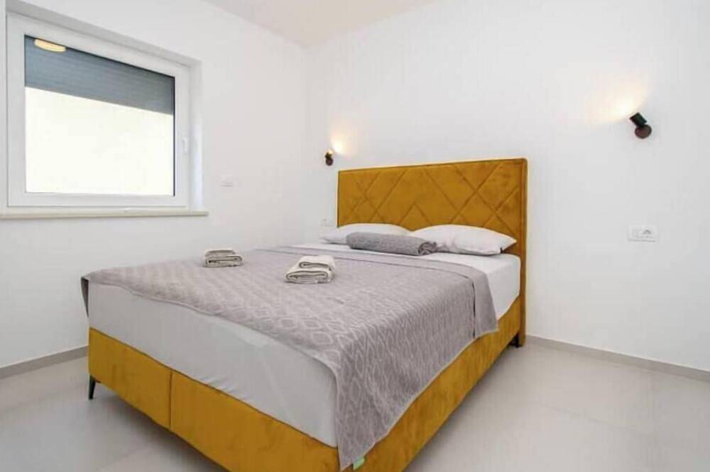Cijeli apartman, Apartment Alisa, Liznjan: A modern apartment with a sea view in Rogovići, Marčana