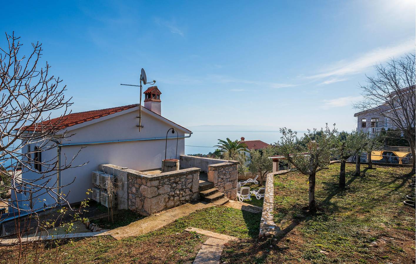 Apartment mit Meerblick, Terrasse, Parkplatz und WLAN – 1,5 km vom Strand entfernt in Raša, Ostküste Istrien
