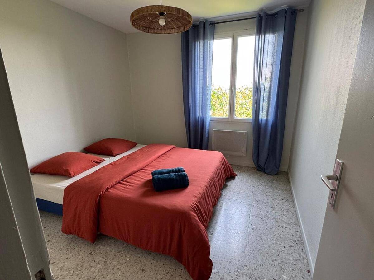 Two-Bedroom House in Sauveterre, Région de Nîmes