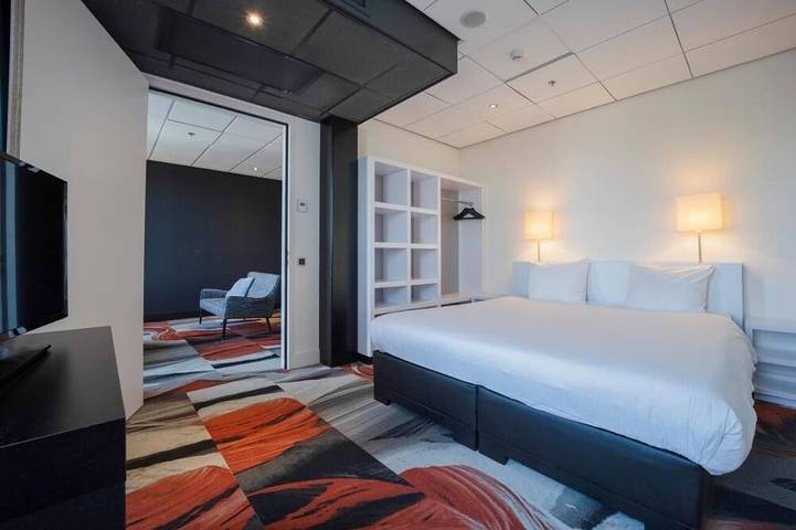 Comfortable Suite Near Leiden Canals with Indoor Pool Access in Leiden, Niederländische Nordsee