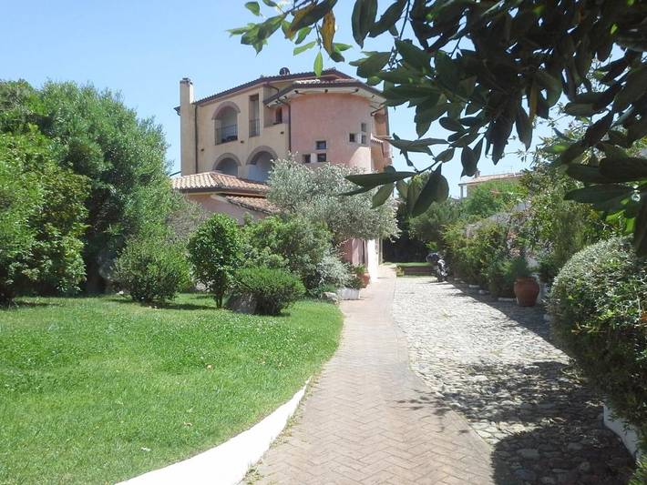Hôtel pour 3 personnes, avec Balcon ainsi que Terrasse et Jardin à Oliena