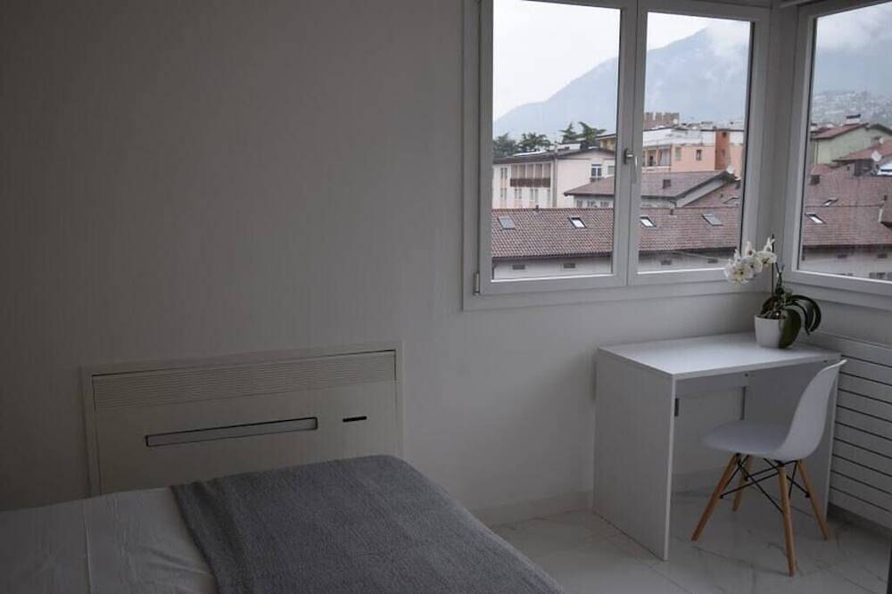 Entire apartment, Modern Downtown Apartment Near Historic Center in Trento, Fleimstaler Alpen
