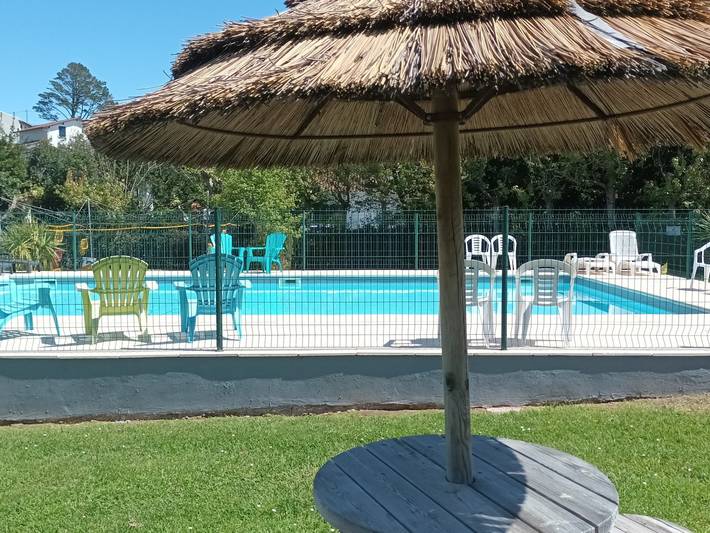 Gîte pour 6 personnes, avec jardin ainsi que terrasse et piscine