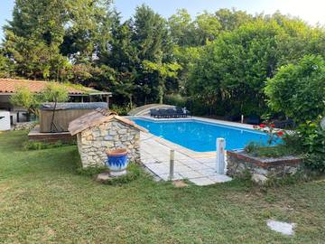 Gîte pour 10 personnes, avec piscine ainsi que jardin et jacuzzi à Puygiron