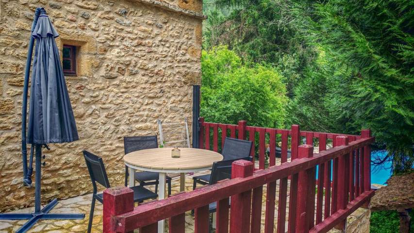 Gîte pour 4 personnes, avec piscine ainsi que vue et jardin à Urval - 2