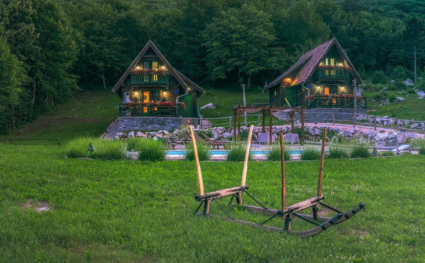 Ganze Ferienwohnung, Holzhaus ''Luka'' mit Whirlpool, Pool und Bergblick in Korenica, Lika-Senj