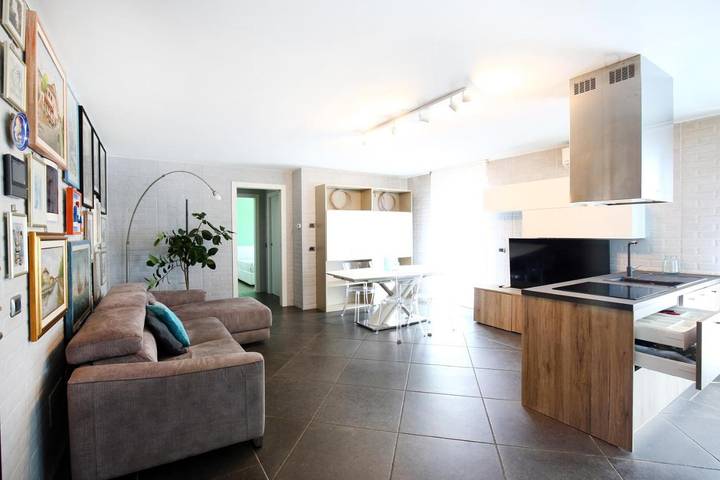 Loft per 4 persone, con panorama e piscina nonché giardino, con animali domestici a Milano