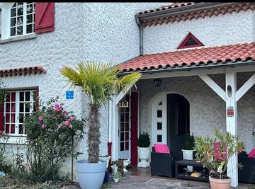 Villa pour 6 personnes, avec piscine ainsi que jardin et vue, animaux acceptés en Auvergne