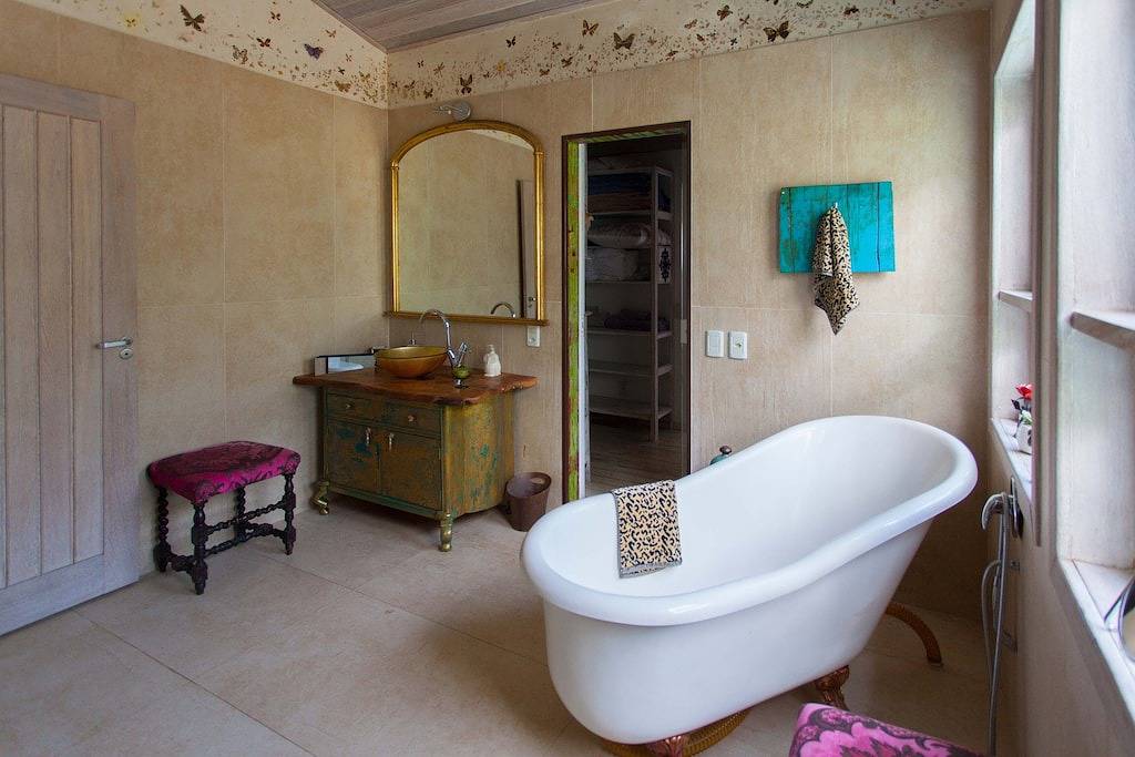 Einzigartiges Künstlerhaus mit Waldkulisse und herrlichem Seeblick in Lagoa da Conceição, Florianópolis