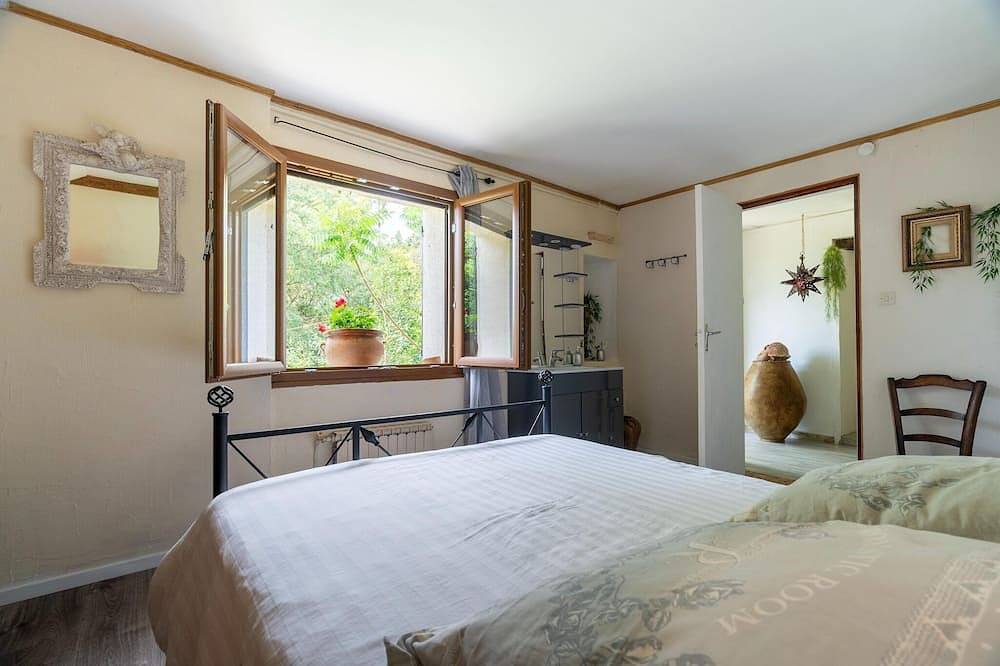 Majestic holiday home in Laroque with hot tub in Ganges, Lodève region