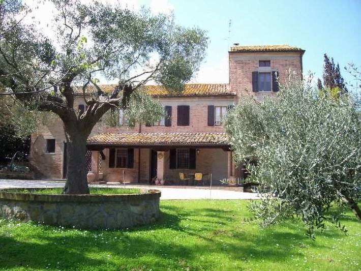 Agriturismo per 2 persone, con Terrazza e Giardino nonché Piscina in Provincia di Ancona
