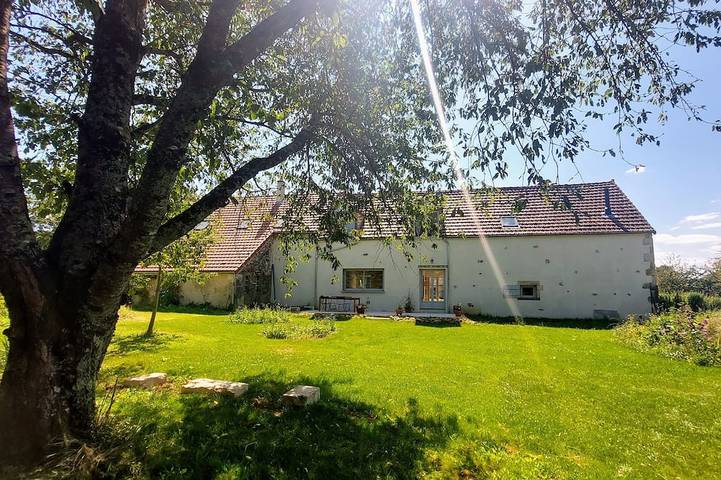 Gîte pour 6 personnes, avec jardin à Étais-la-Sauvin