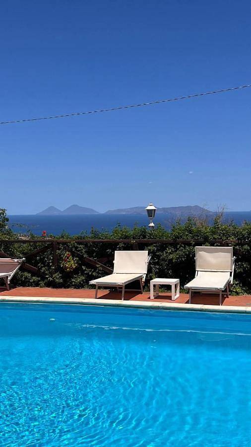 Ferienhaus für 2 Personen, mit Balkon und Terrasse sowie Garten und Pool