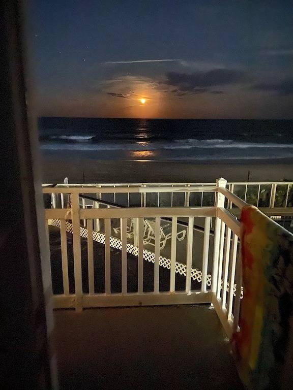 Ganze Wohnung, Oceanfront Studio - “also can’t get closer to the beach” View, comfy and clean! in Ormond Beach, Florida