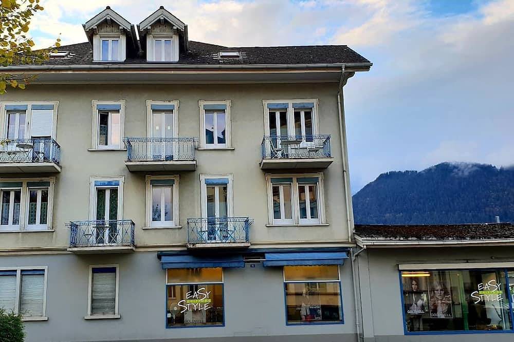 Entire apartment, Stylish new apartment located 3 mins walk from Interlaken West station. in Interlaken, Lake Thun