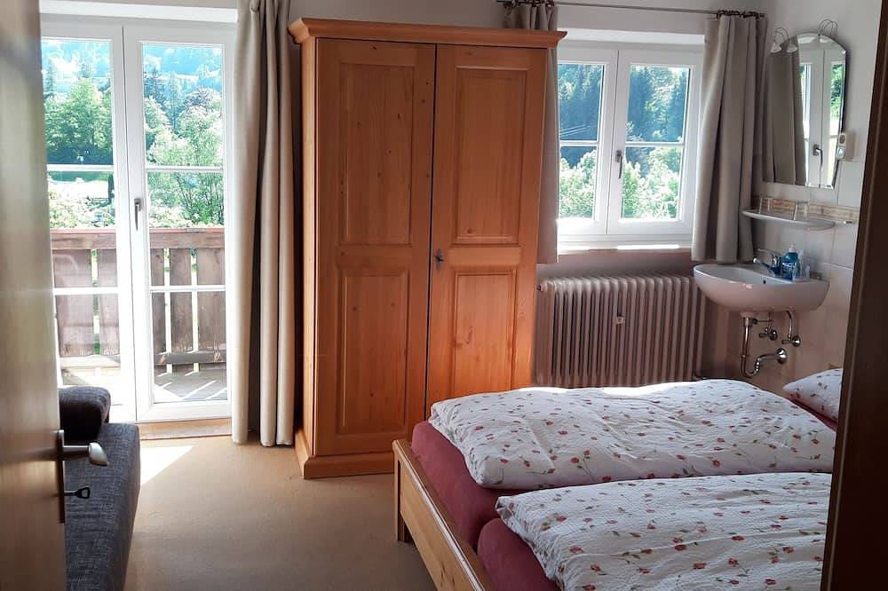80 qm große Ferienwohnung, 2 Schlafzimmer bis 5 Pers., 2 Balkone, sonnig & ruhig in Göllstock, Berchtesgaden