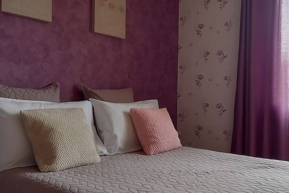 La maison de la Vallée ***, 4 p, terrace, enclosed garden, 5kms from Sarlat in Vitrac, Périgord Noir