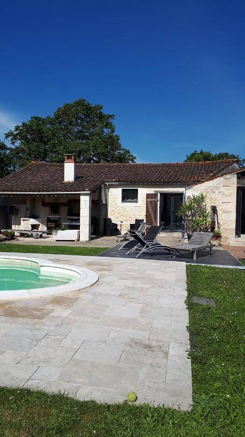 Location de vacances pour 2 personnes, avec vue et jardin ainsi que terrasse et piscine, animaux acceptés à Damvix - 4