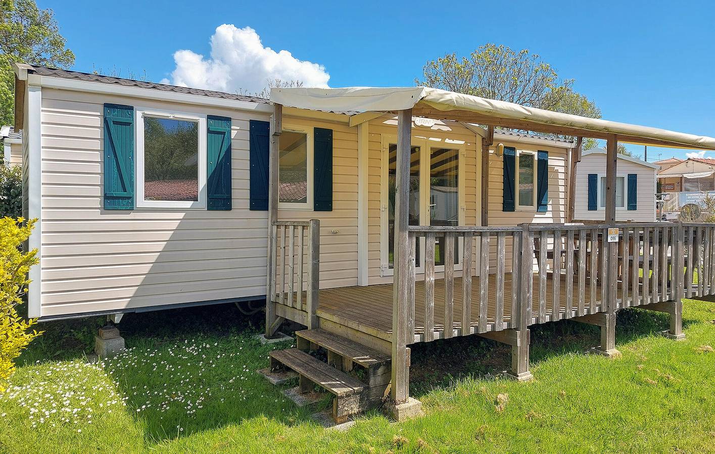 Mobil-home confortable près de la plage, avec piscine et jardin in Saint-Georges-de-Didonne, Côte de Beauté