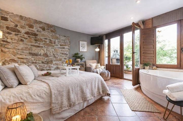 Jacuzzi dans la chambre avec vue sur la montagne, barbecue et cheminée in Teverga, Chaîne Cantabrique