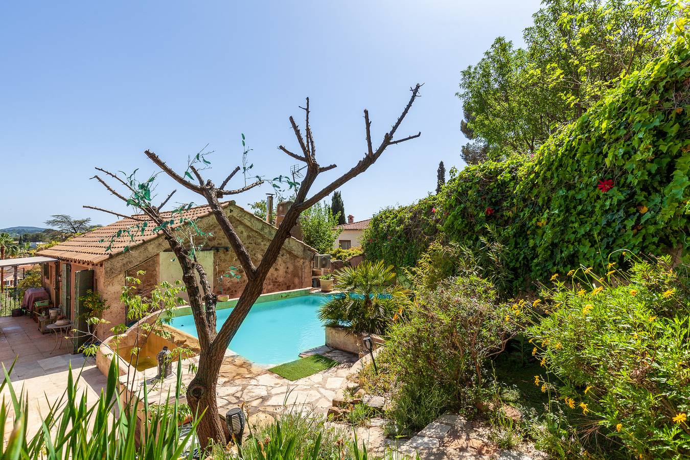 Apartamento entero, Apartamento 'Logement De Charme Les Araucarias' con piscina compartida, terraza privada y Wi-Fi in La Garde, Region de Toulon