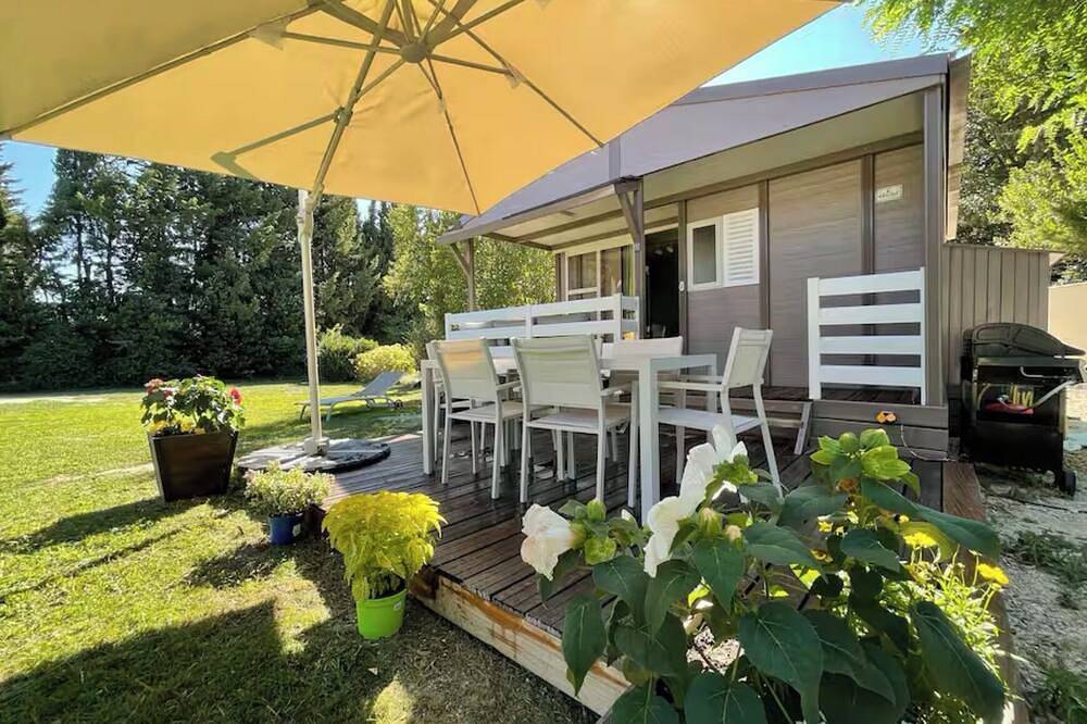 5-person chalet with pool in the Avignon countryside in Avignon, Vaucluse