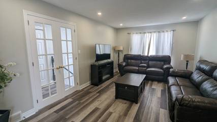 Vacation Rental for 10 Guests in St. Catharines, Niagara falls, Picture 4