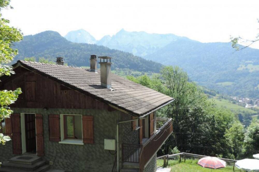 Chalet \"Gîte Serraval Choseaux\" con vistas a la montaña, jardín privado y balcón in Serraval, Región de Annecy
