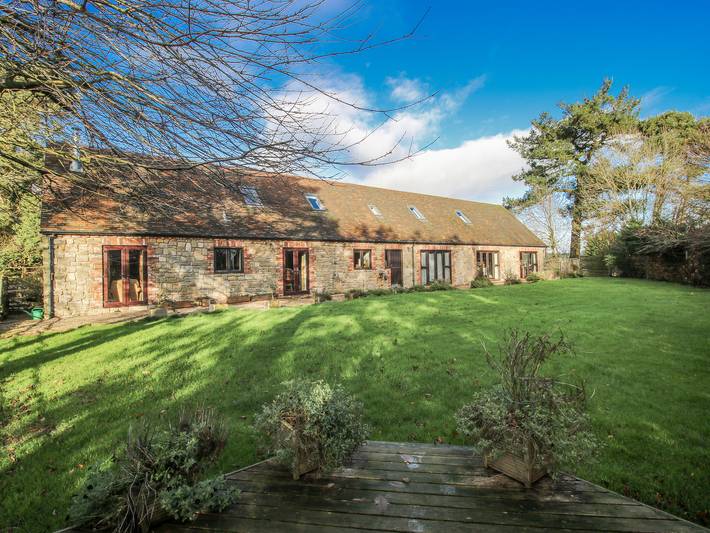 Cottage for 16 people, with garden and pool, with pets in Shropshire