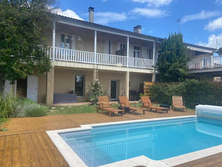 Maison de vacances pour 4 personnes, avec Jacuzzi et Terrasse ainsi que Jardin et Piscine