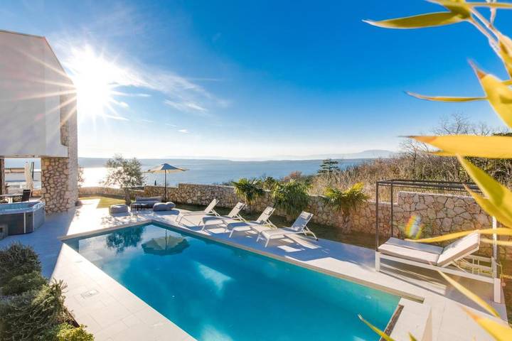 Villa für 8 Personen, mit Whirlpool und Pool sowie Sauna und Garten in Crikvenica