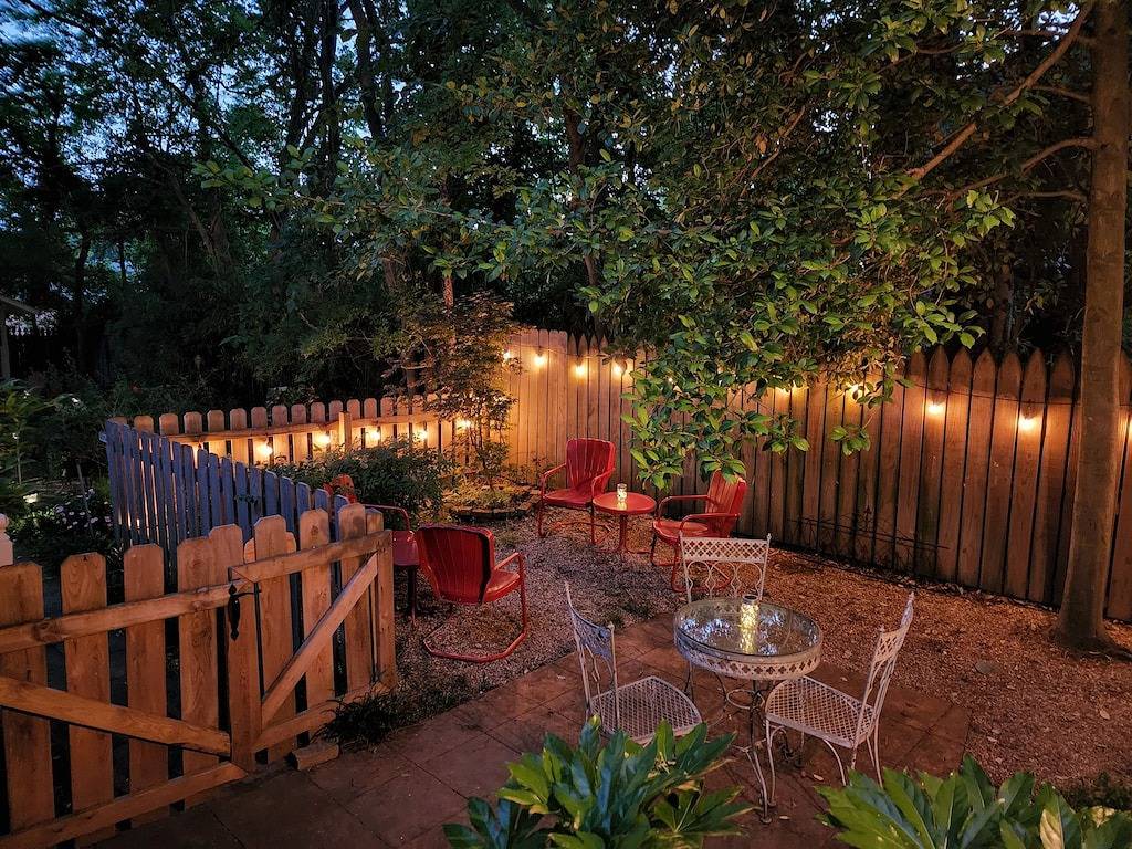 Private Garden, Jacuzzi Tub, Fireplace, In-Cottage Breakfast & Walking Distance to Soma Are Just the Beginning! in Little Rock, Arkansas