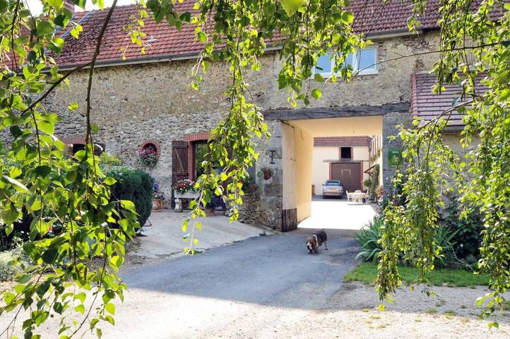 Gîte pour 8 personnes, avec Terrasse ainsi que Jardin et Piscine à Brugny-Vaudancourt