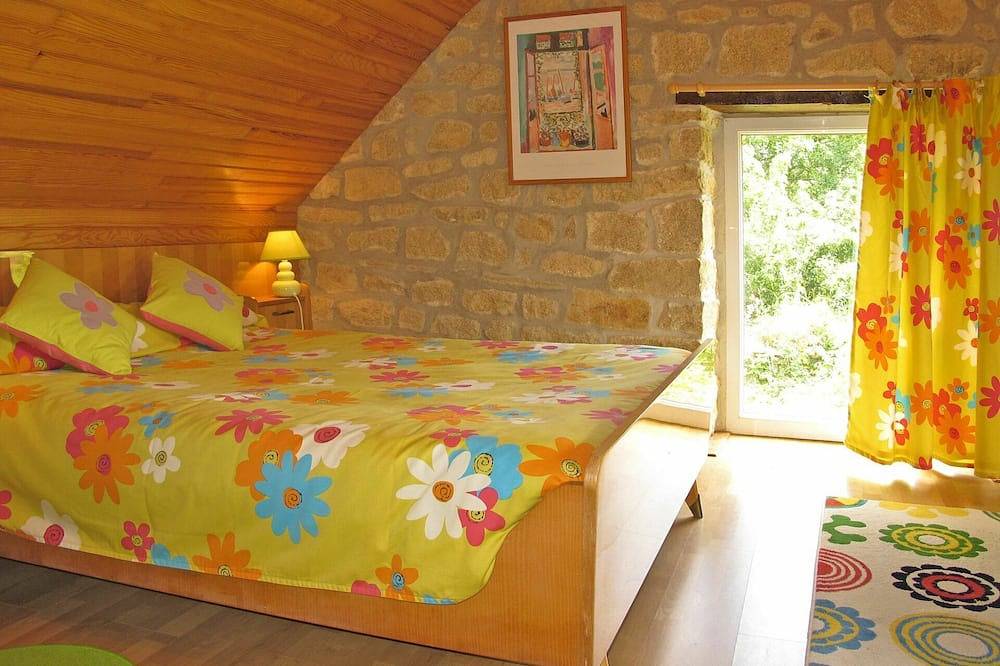 Lovely apartment in villa for 6 people with pets allowed and parking in Pont-l'Abbé, Quimper region