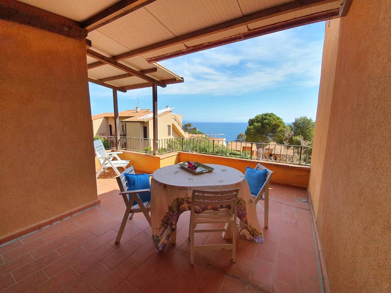 Appartamento intero, Appartamento per vacanze "Capo d'Arco Il Pino" con vista mare, piscina e terrazza in Capo d'Arco, Isola d'Elba