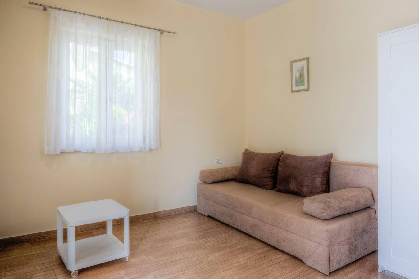 Entire holiday apartment, Modern apartment with balcony, right by the beach in Lovrecica, Umag Region