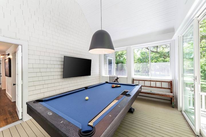 Vacation rental for 10 people, with yard and balcony in Martha's Vineyard