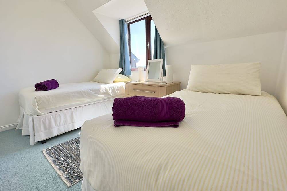 Padstow holiday home sleeps 4, beautiful views + parking + accepts pets in Padstow, Cornwall