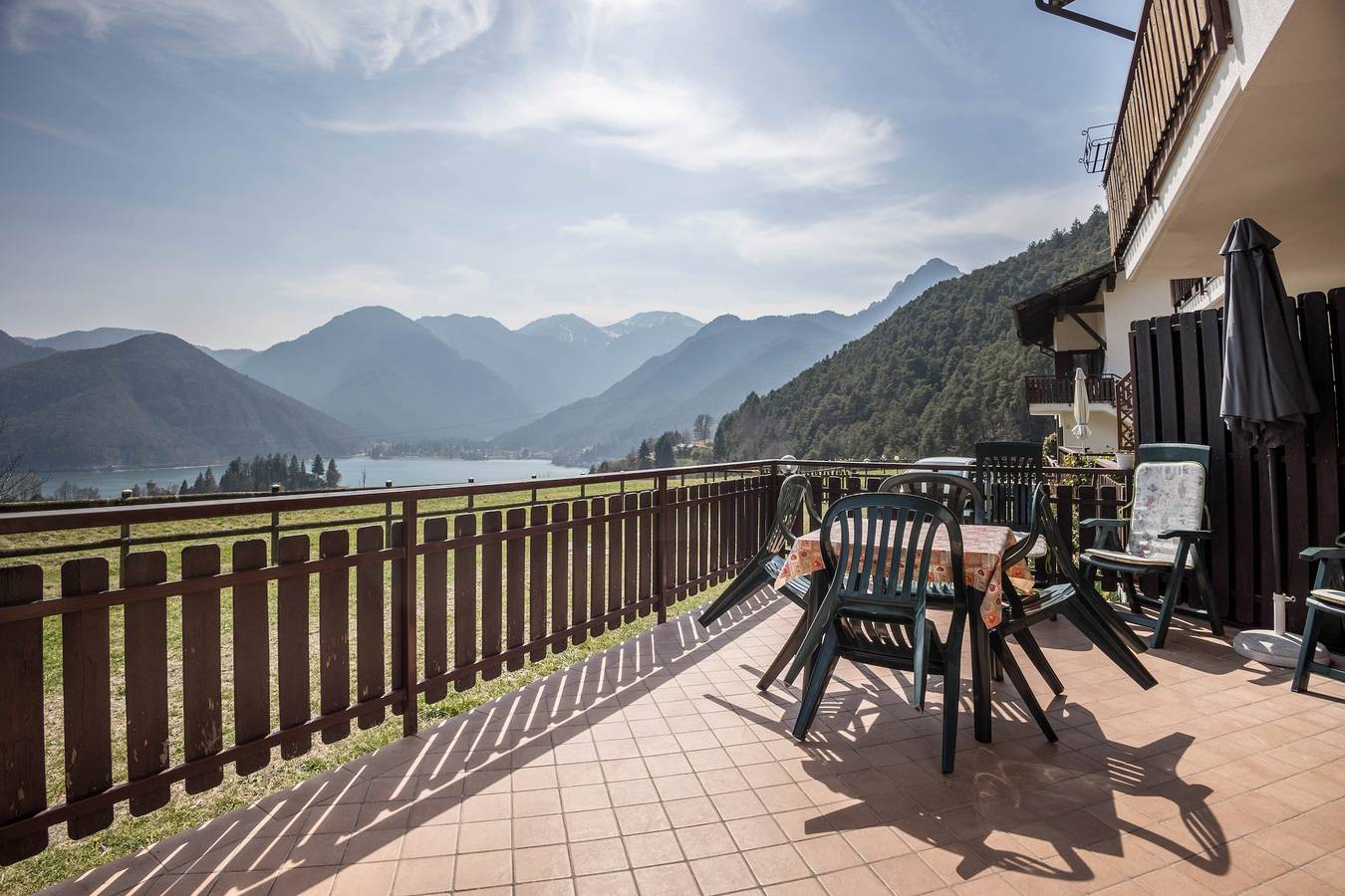 Ganze Wohnung, Ferienwohnung "Bellavista" mit Blick auf den See und Terrasse in Mezzolago, Ledro