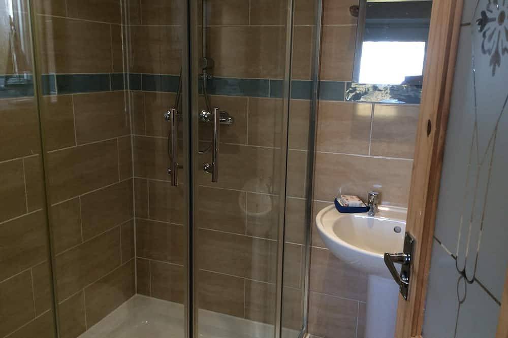 Rural location, surrounded by farmland, ancient green lanes, footpaths & woods. in Swansea region