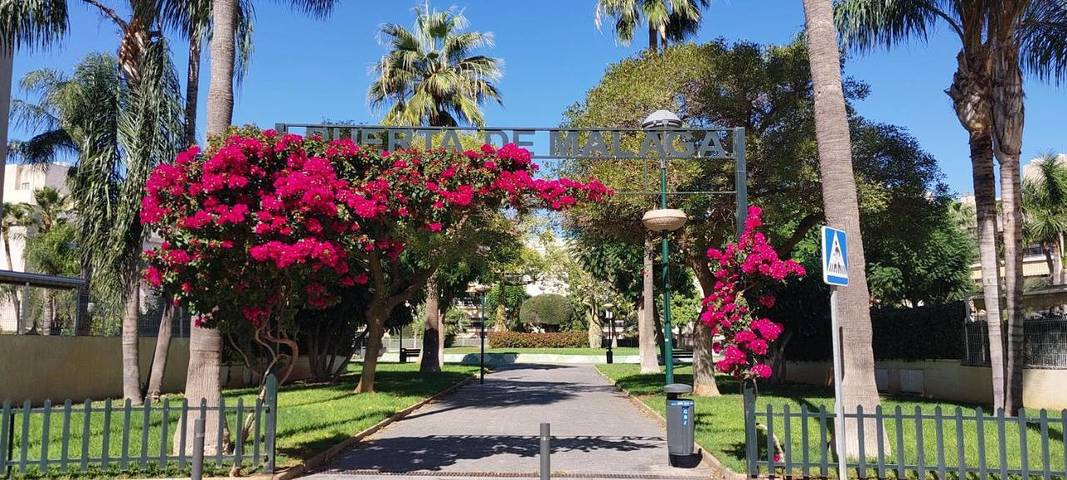 Apartamento para 6 personas, con vistas además de piscina y jardín en Churriana